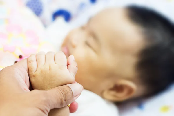 赤ちゃんの手を握っている母親 — ストック写真