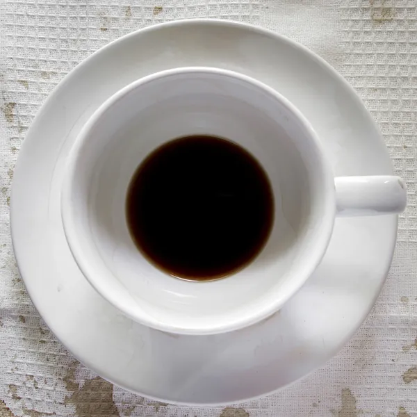 Coffee cup over white tablecloth background. Dregs in the bottom — Stock Photo, Image