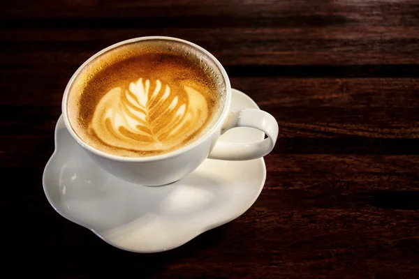 Plochá bílá káva s latte art. — Stock fotografie