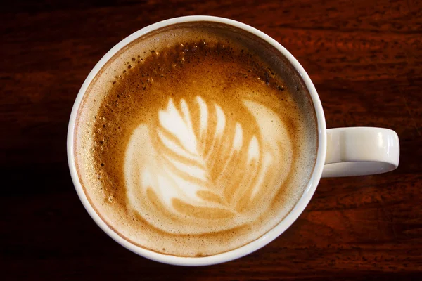 Plat witte koffie met latte art.top uitzicht. — Stockfoto