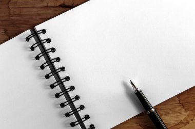 Not kağıt ve kalem kopya alanı ahşap doku zemin üzerine