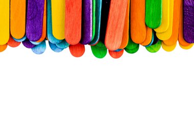 Beyaz arka plan üzerinde izole renkli ahşap dondurma çubuğu.