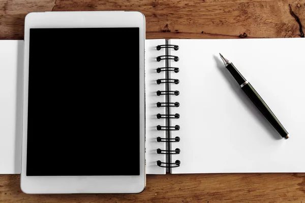 Computerscherm, boek en pen op houten tafel — Stockfoto