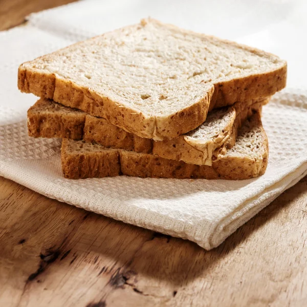 Vollkornbrot auf Küchentisch — Stockfoto