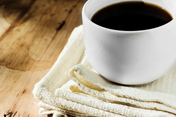 Instant kaffe i vit kopp mot trä bakgrund — Stockfoto