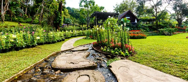 Panorama landschapsarchitectuur in de tuin. — Stockfoto