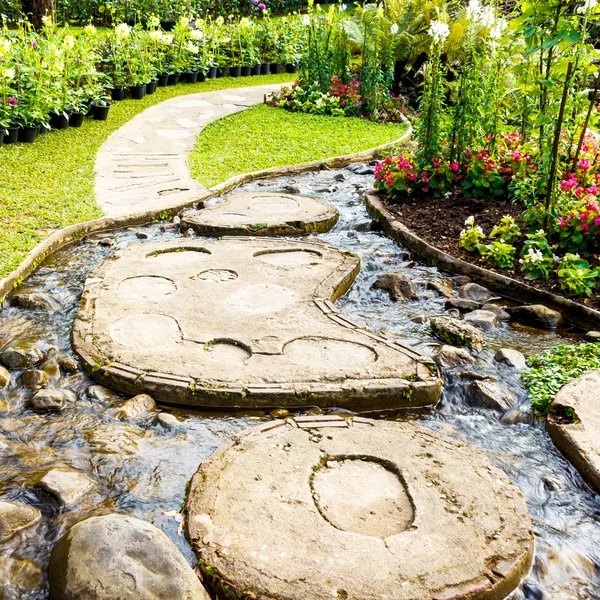 Paisagismo no jardim — Fotografia de Stock