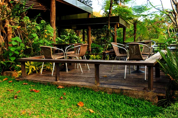 Zona de relajación en un jardín — Foto de Stock