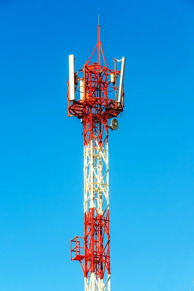 Телекоммуникационная башня на фоне голубого неба — стоковое фото