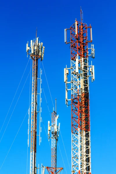 Torre de telecomunicaciones contra fondo azul del cielo — Foto de Stock