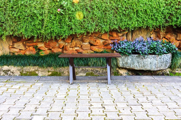 Скамейка в красивом парке с тропинкой — стоковое фото