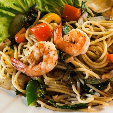 spagetti, karides, marul, domates ve biber