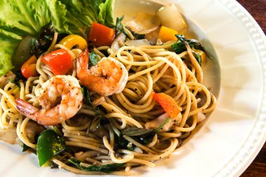 spagetti, karides, marul, domates ve biber