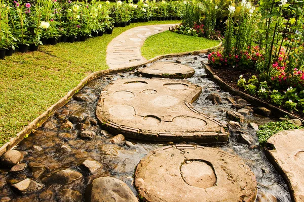 Diseño del jardín paisajístico. El camino en el jardín con estanque en asi — Foto de Stock