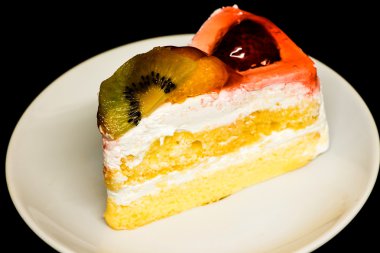 ciasto owocowe na białym tle na czarnym tle 