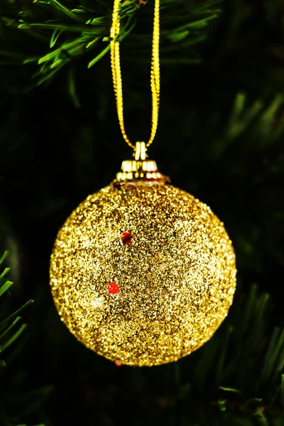 Vánoční pozadí s ozdoby a vánoční stromeček — Stock fotografie