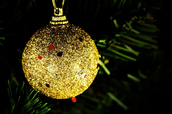 Weihnachten Hintergrund mit Christbaumkugeln und Weihnachtsbaum — Stockfoto