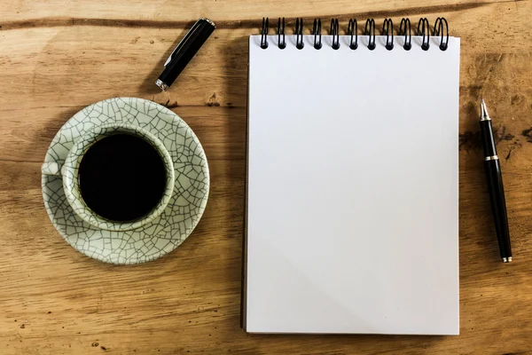 Рабочий стол с бумагой, ручкой и чашкой растворимого кофе — стоковое фото