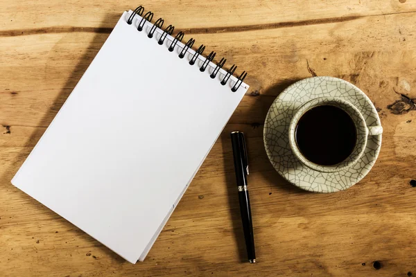 Bureau avec papier, stylo et tasse de café instantané — Photo