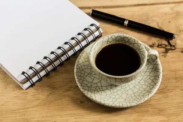 Escritorio con papel, bolígrafo y taza de café instantáneo — Foto de Stock