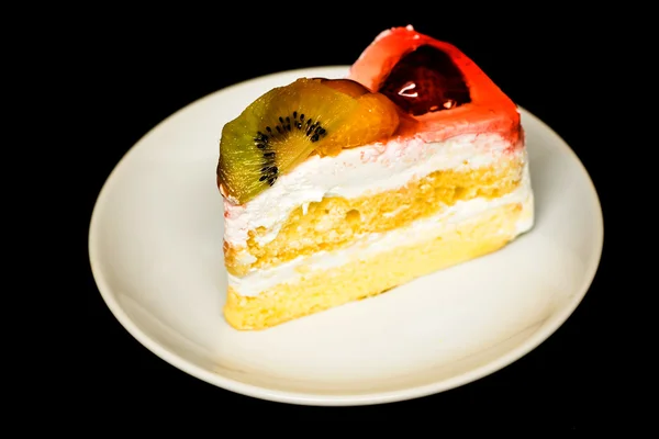 Ciasto owocowe na białym tle na czarnym tle — Zdjęcie stockowe