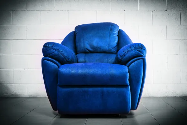 Синий роскошный диван в современном стиле в винтажной комнате — стоковое фото