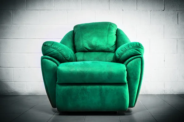 Изумрудный роскошный диван современный стиль в винтажном номере — стоковое фото