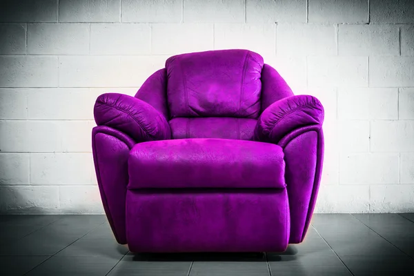 紫罗兰色的豪华沙发当代风格复古的房间里 — 图库照片