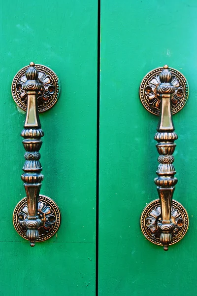 Brass handle  with emerald door — Stock Photo, Image