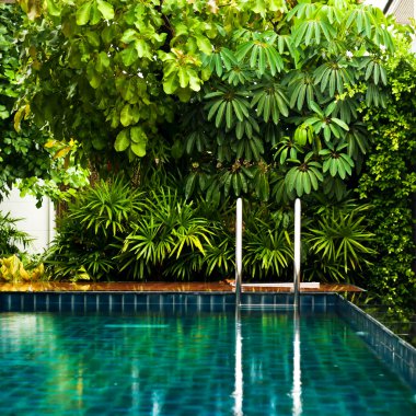 Mavi yüzme havuzuna merdiven dayayın.