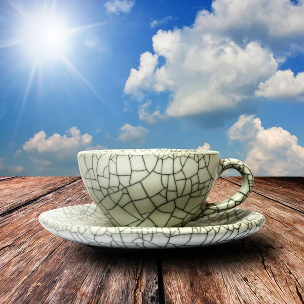 朝の風景 backgro に対して木製の床の coffee.white カップ — ストック写真