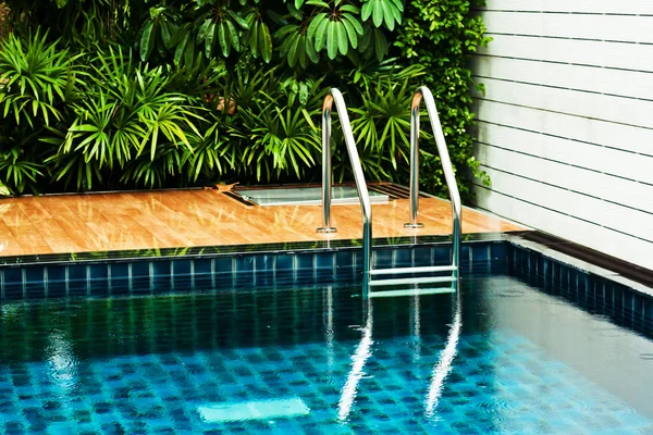 Handgreep ladder in het blauwe zwembad — Stockfoto