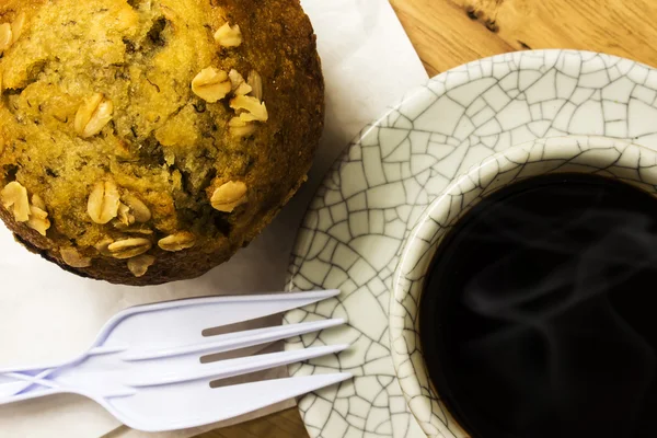 Mandelmuffins, Gabel mit Kaffeetasse auf Holztisch, Draufsicht. — Stockfoto