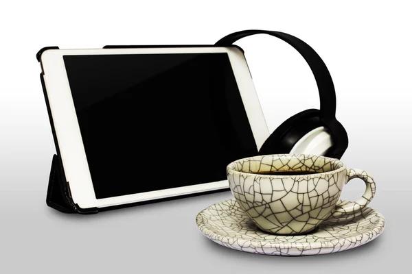 Kaffeetasse, weißer Tablet-Computer und Kopfhörer isoliert auf weißer Basis — Stockfoto