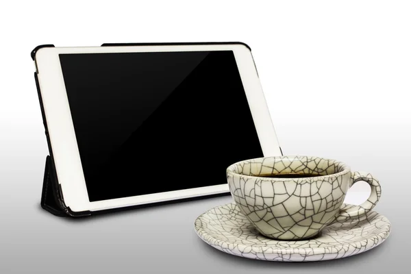 デジタル ホワイト タブレットと白い背景で隔離のコーヒー カップ — ストック写真