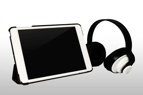 Tablet-PC und Kopfhörer — Stockfoto