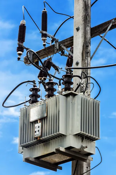 Poste eléctrico con fondo cielo — Foto de Stock