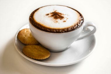 kahve fincanı ve kırık beyaz tablo Cafe'de yansıtacak