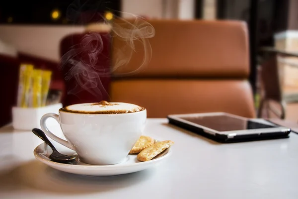 Coffee and tablet on table in cafe — Stock Photo, Image