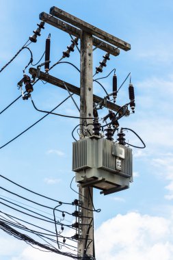 gökyüzü arka plan ile elektrik sonrası