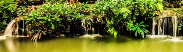 Wasserfallpanorama im Gartendesign. Nachtaufnahmen mit Tu — Stockfoto