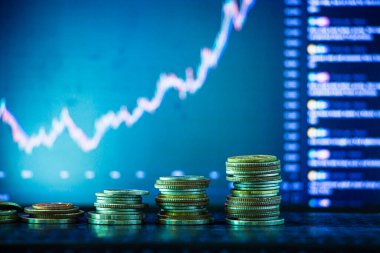 Madeni paralar yığını ve borsa yatırım grafiği, iş yatırımı konsepti ve gelecekteki borsa ticareti.