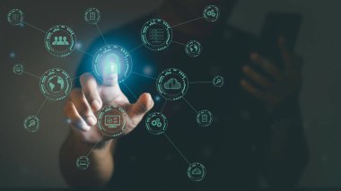 Dijital dönüşüm değişimi yönetimi için mobil kullanan adam, şeylerin interneti (IoT), yeni teknoloji büyük veri ve iş süreci stratejisi, otomatikman işletim, müşteri hizmetleri yönetimi, bulut hesaplama.