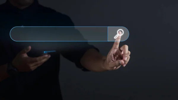 検索エンジン最適化Seoネットワーキングコンセプト スマートフォンを使用しているビジネスマンやバーチャル画面上の検索アイコンに触れる — ストック写真