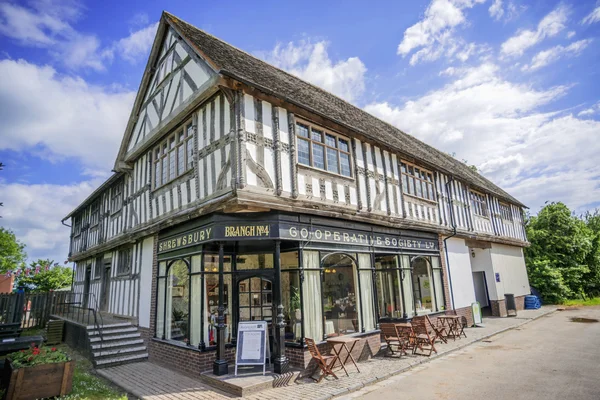 Thatched cottage in an english village — Stock Photo, Image