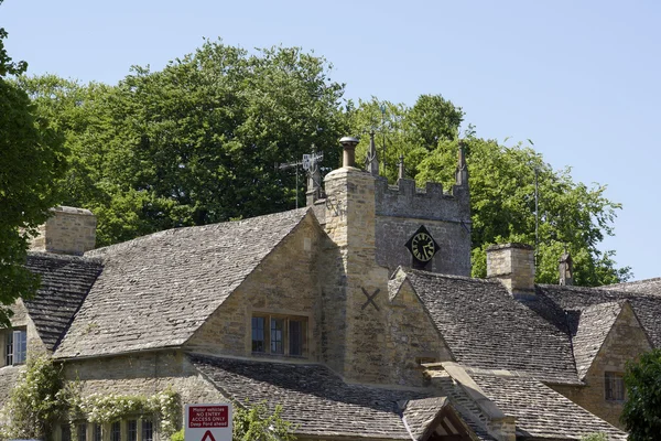 Radhus på huvudgatan broadway cotswolds worcestershire Storbritannien. — Stockfoto