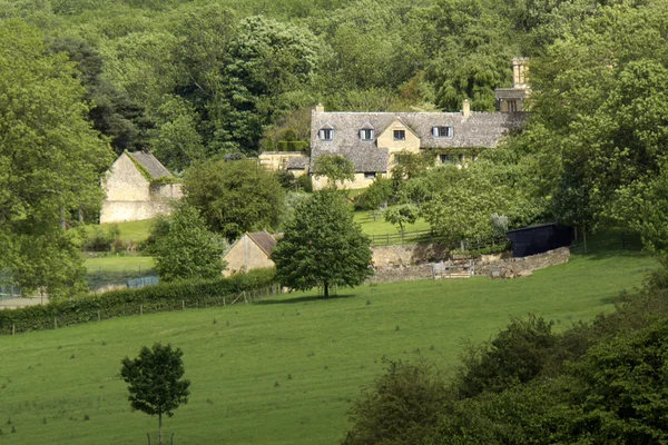 Ferme au milieu des terres agricoles et des champs — Photo