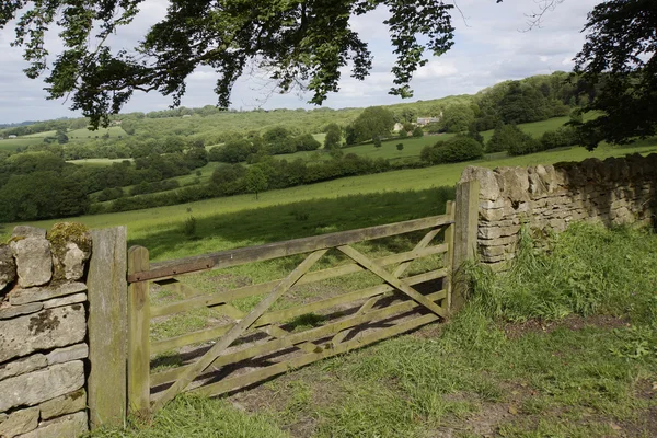 Boerderij te midden van landbouwgrond en akkers — Stockfoto