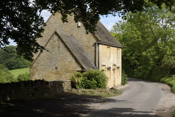 Bauernhof inmitten von Ackerland und Feldern — Stockfoto