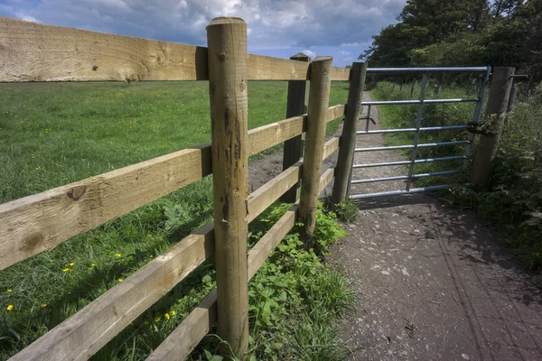 A gate on a footpath. — Stock Photo, Image